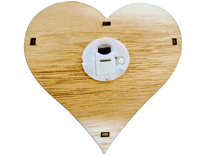 decoratiune din lemn cu agatatoare, peisaj primavara pictat manual, inima, lumini, baterii incluse, 12 cm