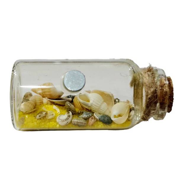 decoratiune magnetica, sticla cu scoici si nisip galben, 6 cm