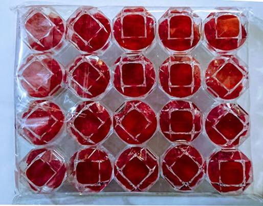 set 20 cutii din plastic cu capac transparent, interior din catifea rosie 4x4x4 cm