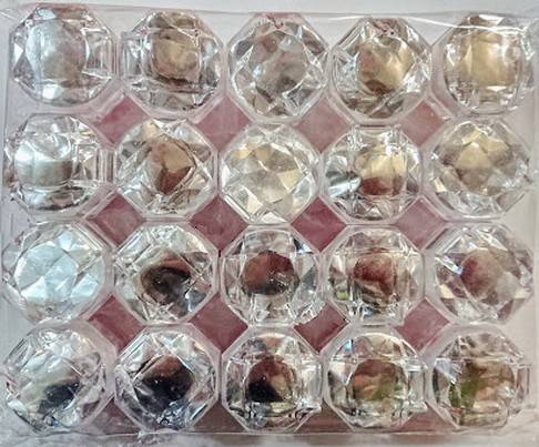 set 20 cutii din plastic cu capac transparent, interior din catifea rosie 4x4x4 cm