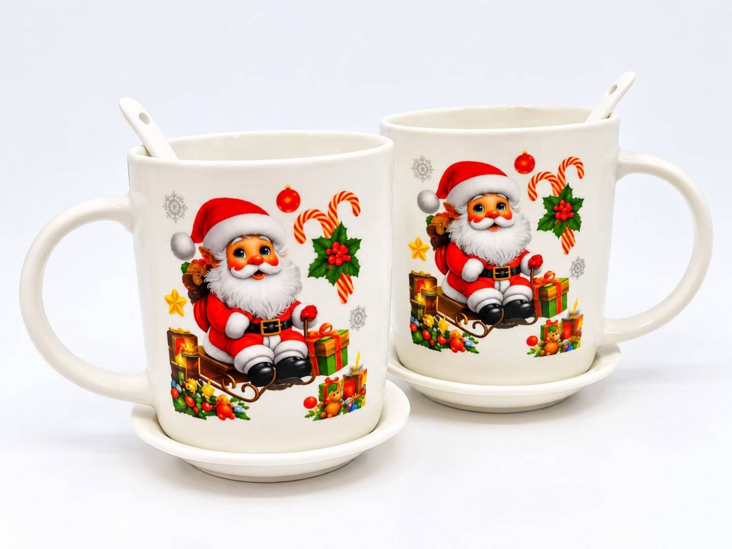 Set Festiv Premium de Crăciun, 2 cani cu farfurii si lingurite, Mos pe Sanie, 25x18x9 cm
