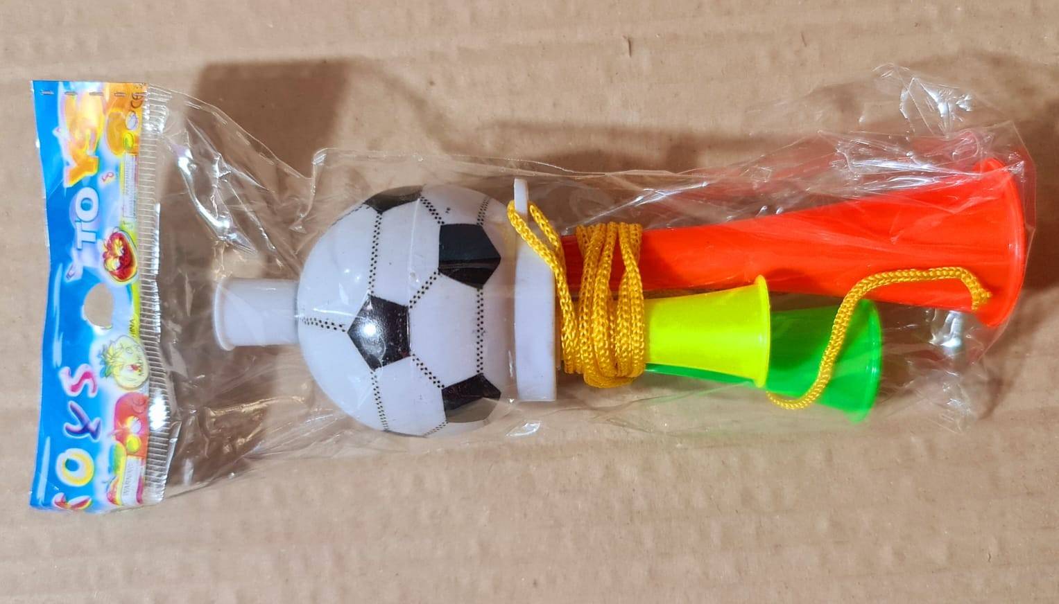 trompeta cu 3 goarne, model minge de fotbal cu snur, 13 cm