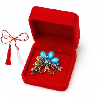 martisor brosa vintage, floare cu pietre fatetate in cutie de catifea, albastru