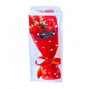 buchet 3 trandafiri de sapun ambalat in cutie cadou transparenta cu inimioare, rosu