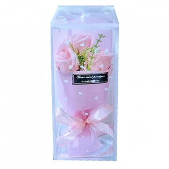 buchet 3 trandafiri de sapun ambalat in cutie cadou transparenta cu inimioare, roz pal