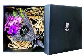 buchet flori de sapun ambalat in cutie cadou, mov