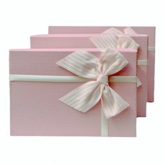 set 3 cutii cadou in forma dreptunghiulara, fundita textila cu dungulite, crem cu capac roz 17.5-22.5 cm