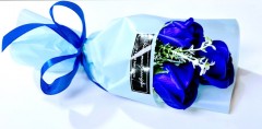 buchet 3 trandafiri de sapun ambalat in cutie cadou transparenta cu inimioare, albastru