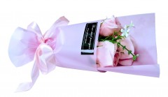 buchet 3 trandafiri de sapun ambalat in cutie cadou transparenta cu inimioare, roz pal