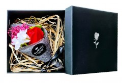 buchet flori de sapun ambalat in cutie cadou, rosu