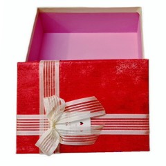 set 3 cutii cadou in forma dreptunghiulara, fundita din organza, bej cu capac rosu 17.5-22.5 cm