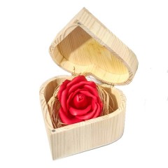 trandafir din sapun lucrat manual ambalat in cutie lemn sub forma de inima, culoare rosu